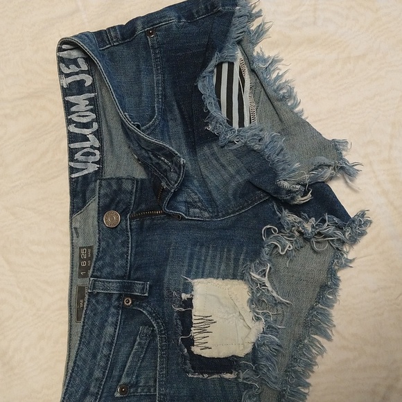 Volcom shorts, size 1 - Picture 5 of 5